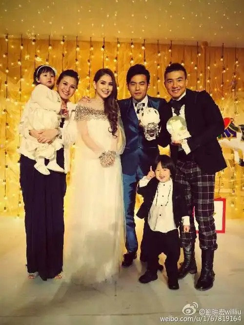 刘畊宏全家出席杰伦婚礼 儿子调皮可爱妻子身怀六甲(图)