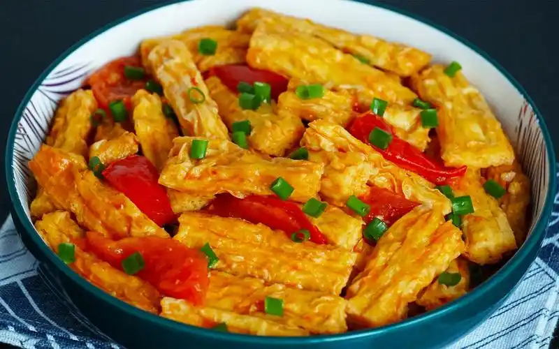 番茄烧腐竹,口感软嫩鲜香,比肉好吃还下饭