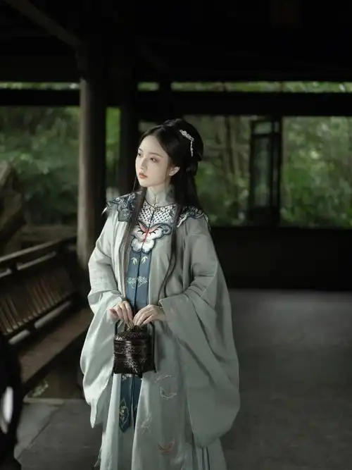 拍摄:花海神-汉服拍摄地:花港观鱼-魏庐服装:春山集