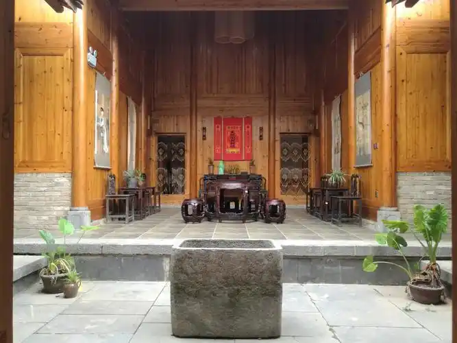 老屋的客厅正前方