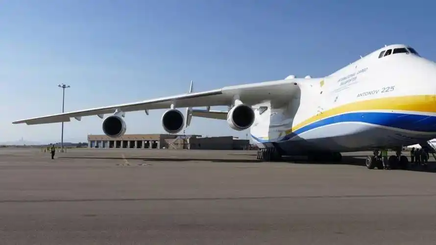 (视频)北加州现世界最大飞机,六层楼高可承重140万磅货物