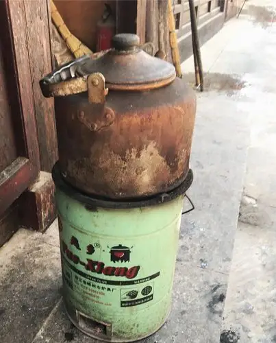 想起小时候生煤球炉的情景,但这个已经进步了,是煤饼炉,现在无论在