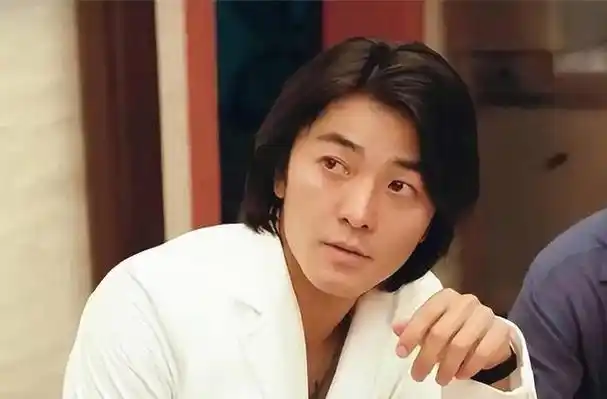 6位留长发却不娘的男星,个个五官硬朗,野性又帅气