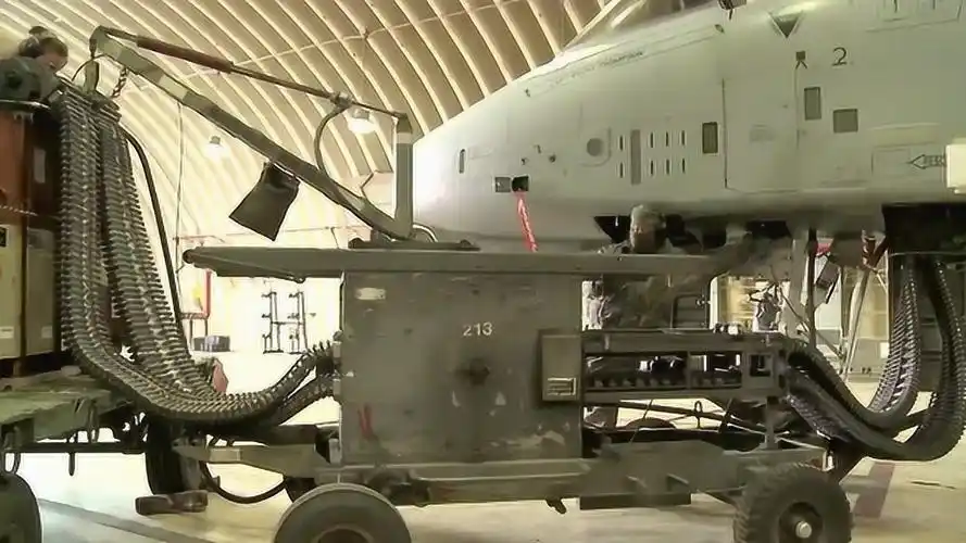 美军a10攻击机7管加特林机炮威力之大装甲车在它面前都不顶用