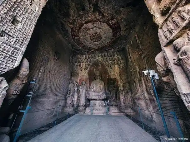 孝文帝为了安置从山西迁移至此的佛教信徒,在龙门西山开始凿建石窟