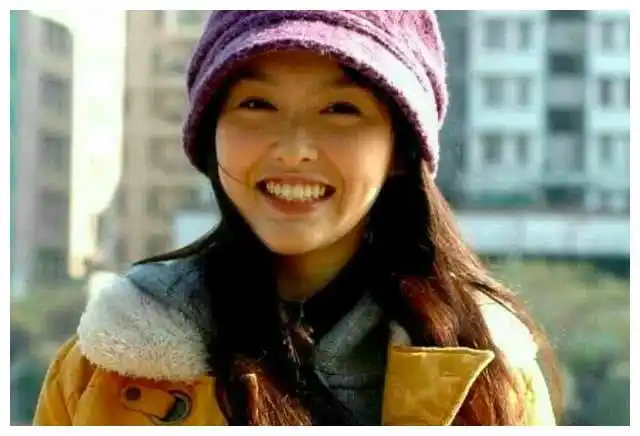 我第一次认识她是在周杰伦的《熊猫侠》,当时觉得她超级好看,还记得剧