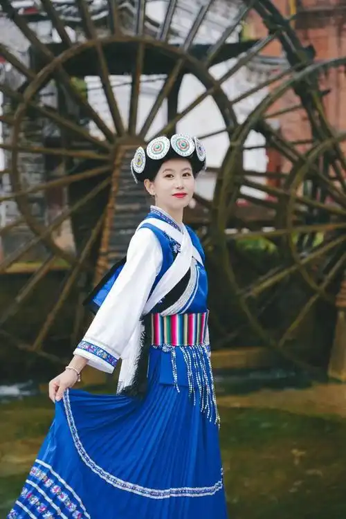 古城的景色和纳西族服饰的搭配一定算得上是"绝配",摇曳的裙摆,在古城