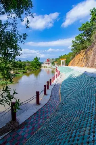 才时隔多久啊,葵潭爱心公园又新建一条几百米长的临溪步道,以日异月殊