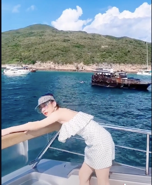 天王嫂方媛坐大游艇穿泳装秀纤细长腿看不出是两个孩子妈