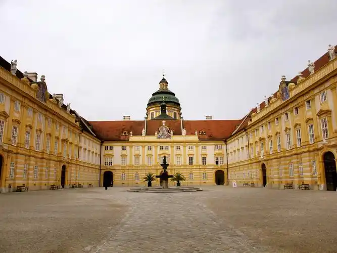 位于多瑙河畔的梅尔克修道院是奥地利最有名的修道院