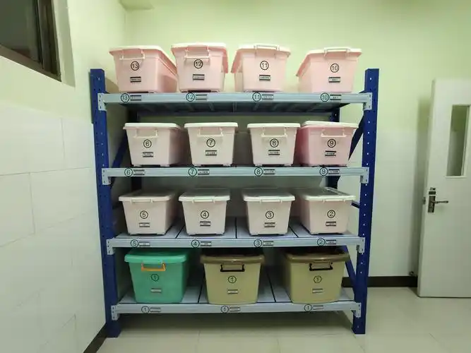 对于清洁物品间的物品摆放,分类整齐,常用的放在最容易拿到的地方,节