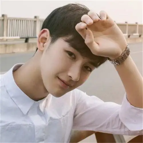 干净清澈的学长气质男生头像 笑可以掩饰我的失望