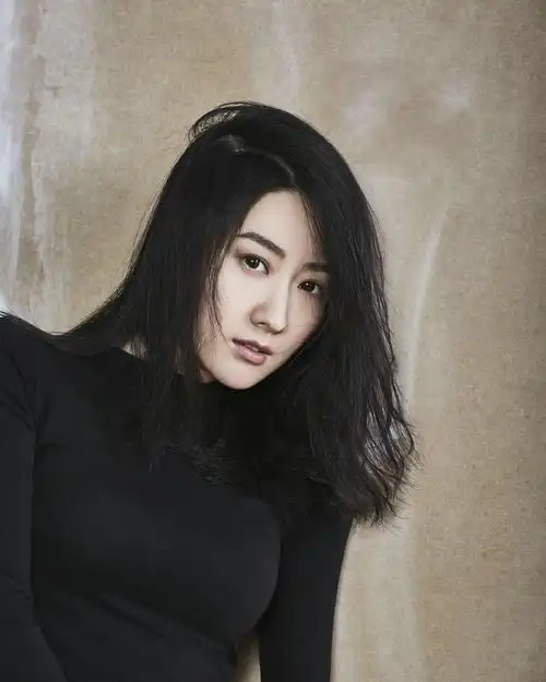 白瑶斗香归来曝写真大秀小蛮腰美丽不杀青