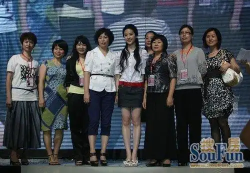 刘亦菲短裙美腿甜美如邻家女孩-明星八卦业主论坛- 泉州房天下