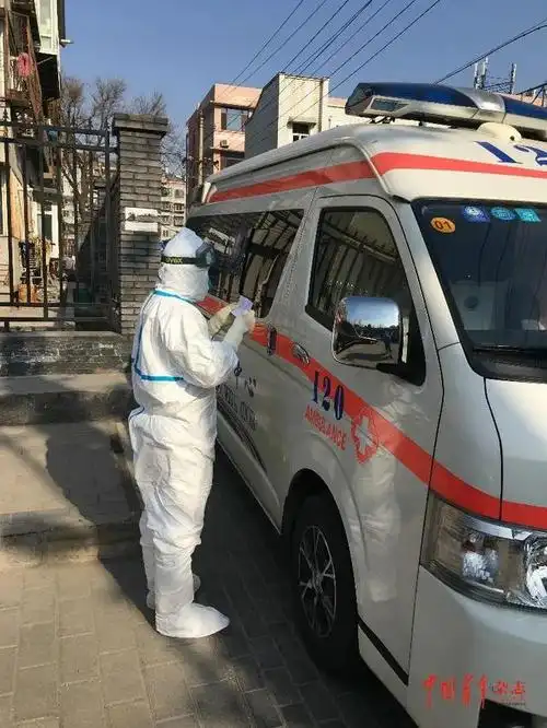 120急救人员张喜一路转运总是安慰