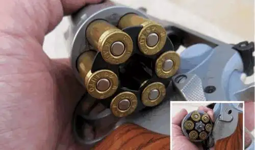 左轮手枪弹巢结构如何, 如何保证装弹时, 子弹不会从另一头滑出?