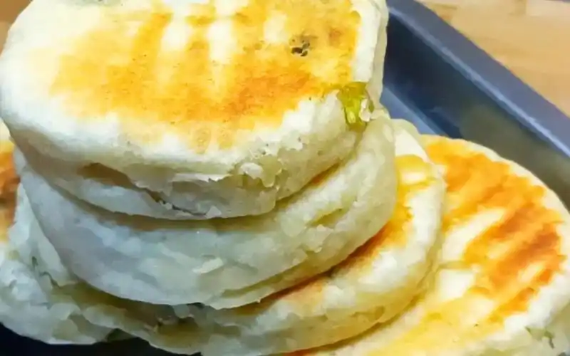 发面葱花饼,葱香味十足,外焦里软又好吃