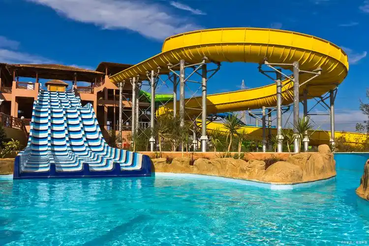 鼎龙湾景点介绍:体验世界第一长滩的壮观景色和美食文化之旅