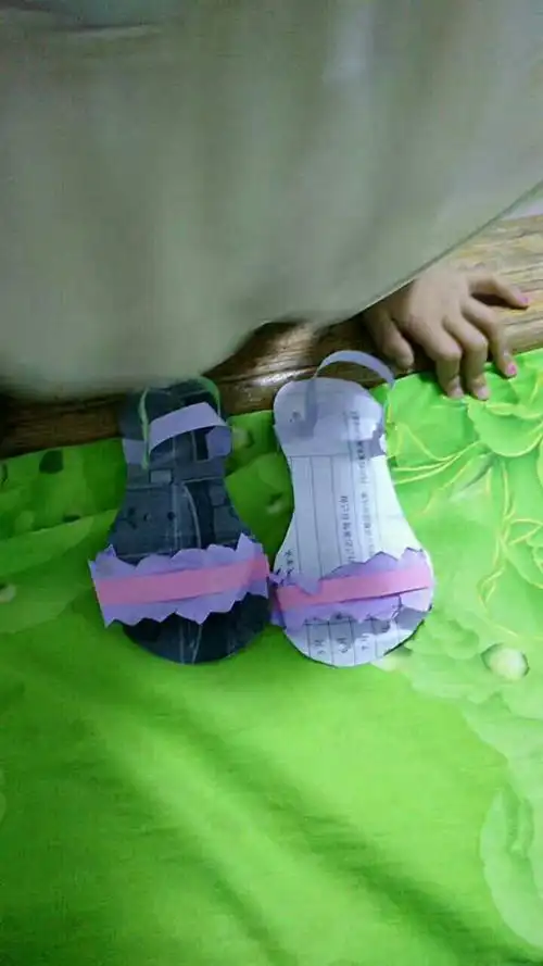 中二班手工制作《漂亮的小凉鞋》
