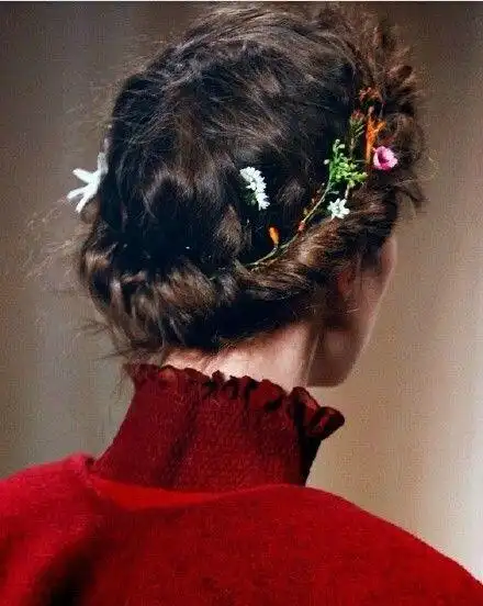 用花装饰盘发,做个安静,美丽的花仙子,美爆!