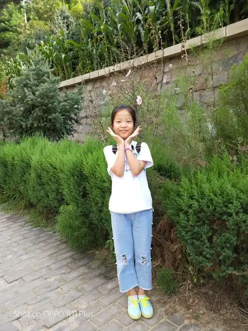 大家好,我是来自秀延小学六年级二班的靳佳丽,我是一个活泼开朗的女孩