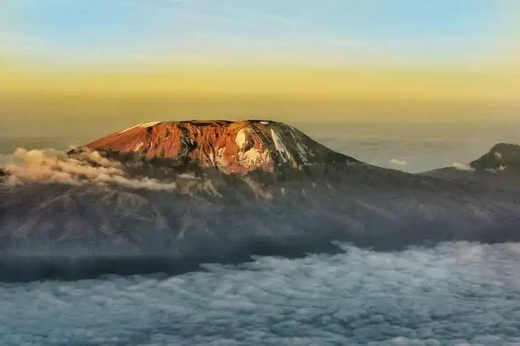 在飞机上拍摄到的非洲第一高峰【乞力马扎罗】山
