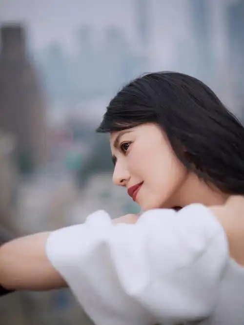 高圆圆生图美炸了!卷发配白色连衣裙气质优雅 不愧是"虎扑女神"