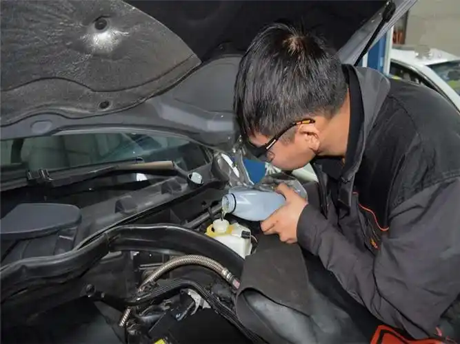 汽车保养油箱留多少油刹车油多少公里换一次