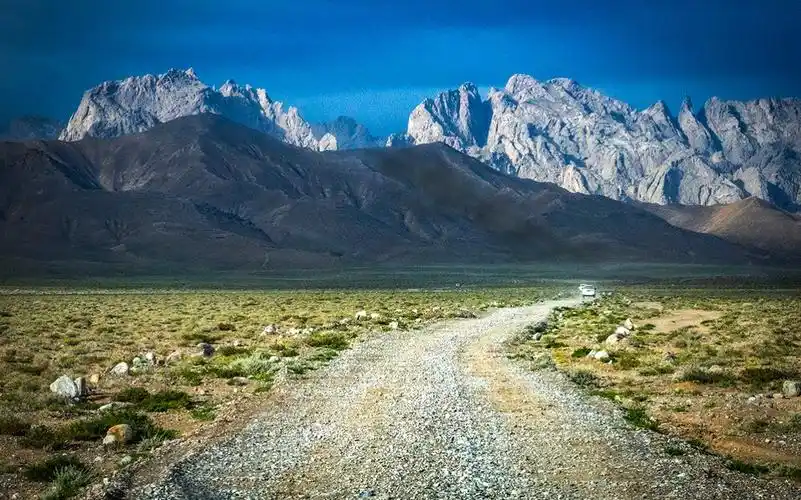 在隔壁摊崎岖的道路上,冥冥之中感到了大自然的旋律和节奏,交织在莽莽