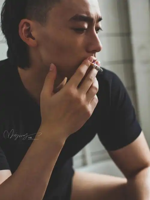 抽根烟木镜男生写真