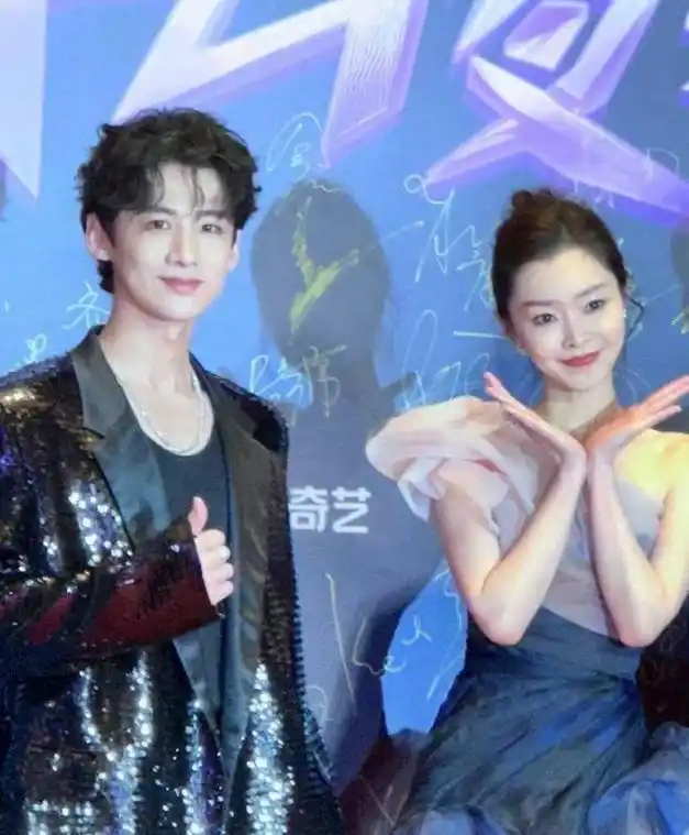 魏大勋和两任绯闻女友同台 今年的爱奇艺"尖叫之夜"真是热闹非凡,各路