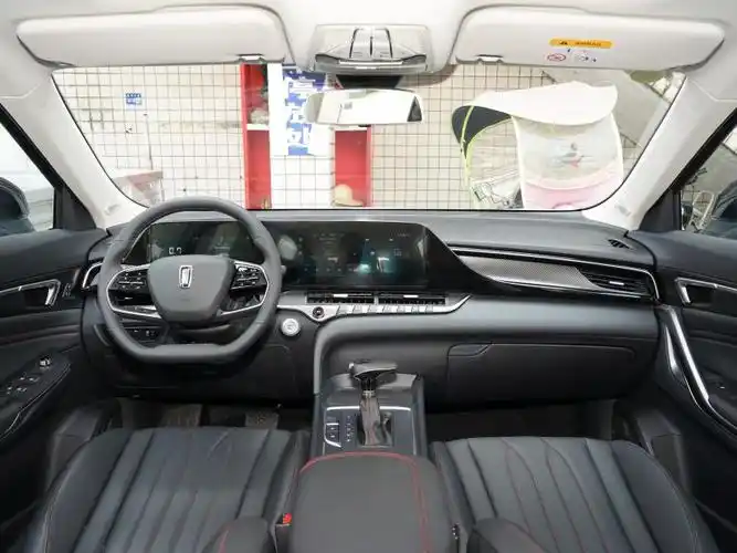 奔腾t55的内饰设计充分展现了现代与精致的融合,以简约风格为主导.