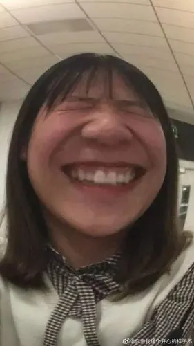 网友晒出自己的自拍丑照,都是狠人哈哈哈哈