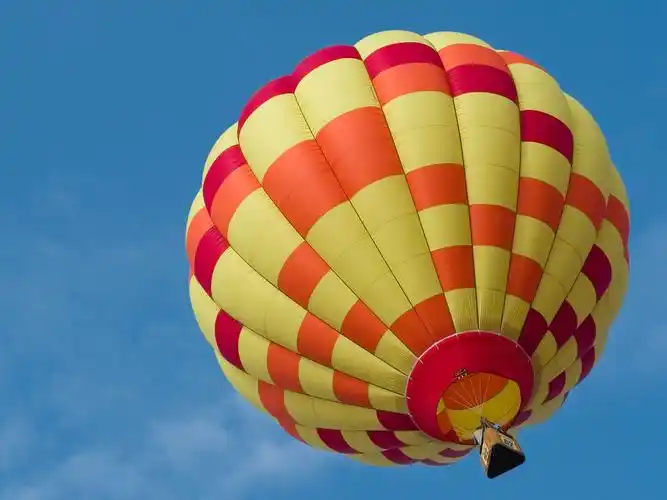 氢气球蓝色天空唯美景色桌面壁纸