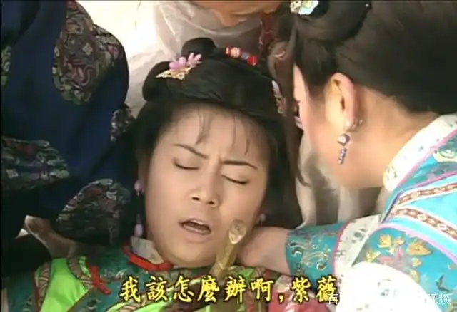 小燕子和永琪一吻定情,紫薇也为皇上挡刀,替小燕子求得特赦令