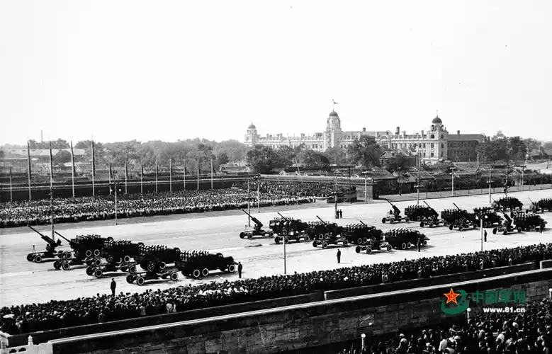 1953年国庆阅兵,高射炮兵方队通过天安门. 石少华 摄