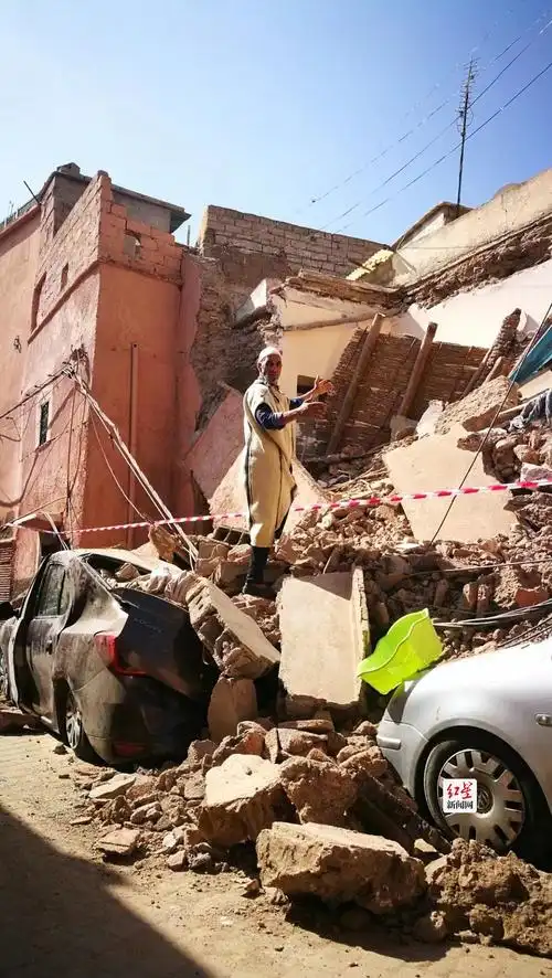 一位老人介绍他倒塌的房屋.摄影:李辉,鲁霞