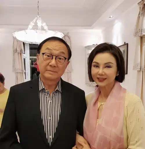 喜剧泰斗许冠文79岁生日,与妻子挽手靠肩秀恩爱,奢华豪宅曝光