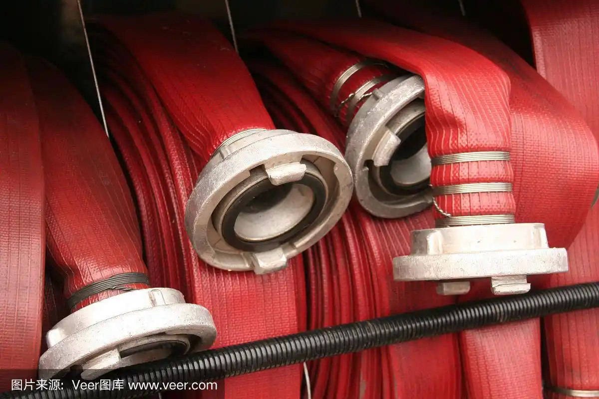 消防车里的红色消防水管
