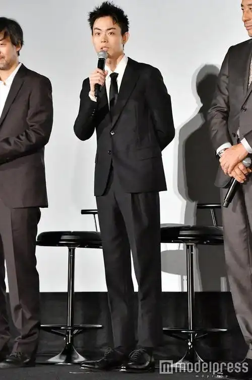 菅田将晖出席电影活动 短发西装清爽帅气_新浪图片