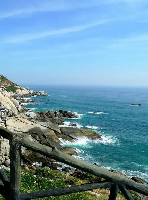 观日岩是蜈支洲岛的著名景点位于蜈支洲岛的一处悬崖是绝佳的海上观日