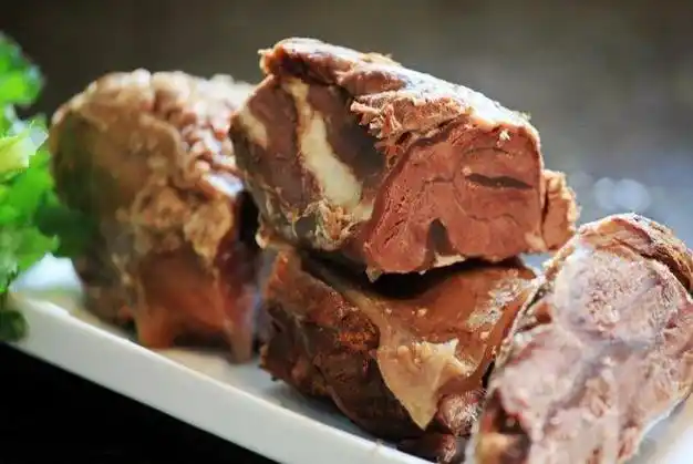 大厨教的卤牛肉,老妈每次都做一大锅,刚上桌就被抢光了_网易订阅