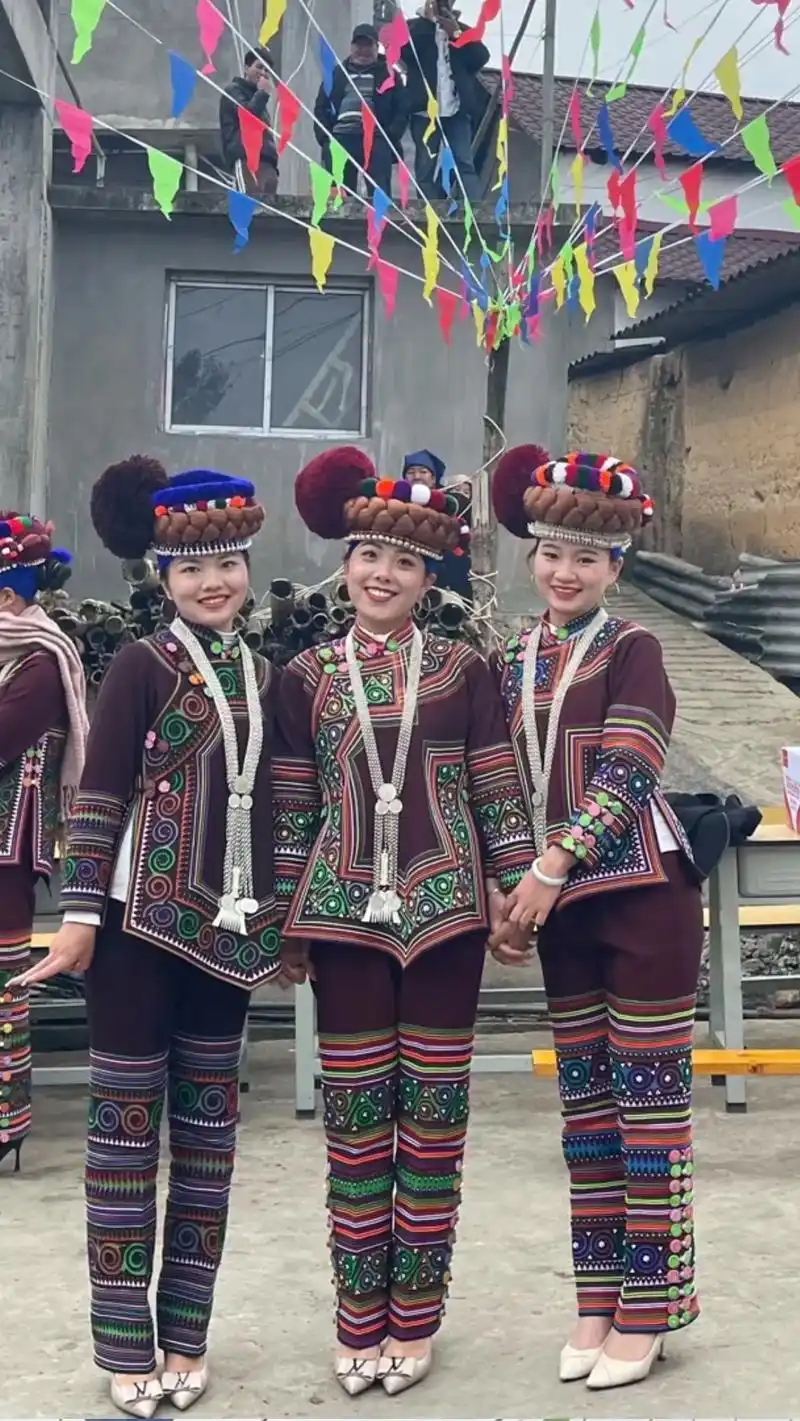 不负遇见92.#少数民族服饰 #哈尼族姑娘 - 抖音