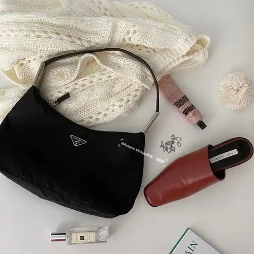 就很酷甜酷双修的prada尼龙腋下包