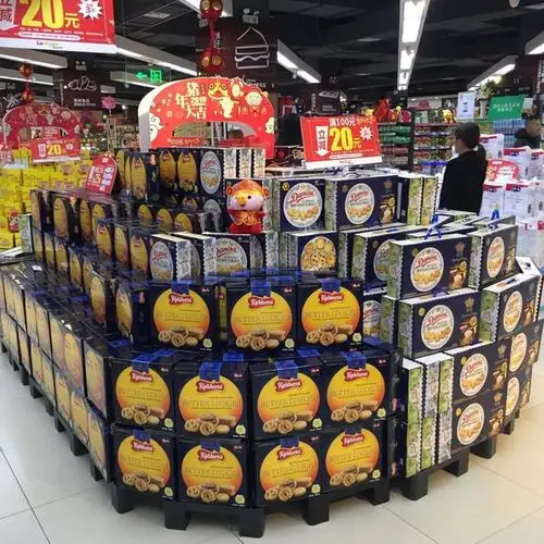 陈列超市春节各品类年货陈列欣赏年味满满不买也想逛