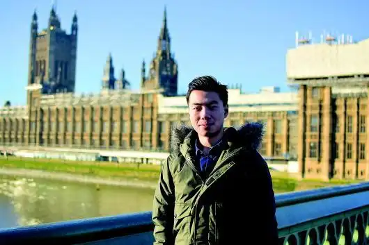 中国留学生更新疫情数据图获英国卫生部点赞 英国网友开玩笑喊他"当