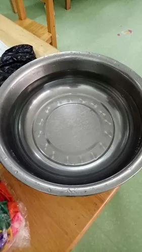 这里是不是有一盆水啊~ 那你们猜一猜杯子倒放到盆里毛巾会湿吗?