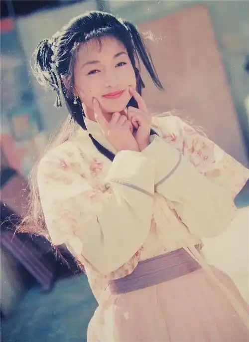 "最美郭襄"李绮红举家返港,打扮朴素容貌变化大_腾讯新闻