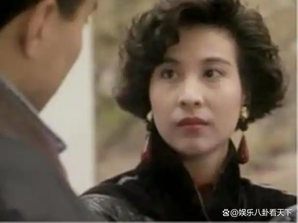 回顾表面上是tvb万年女配实际富家千金坐豪车进剧组吃盒饭