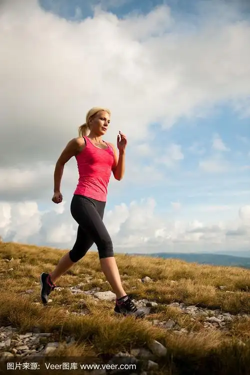 女子长跑运动员在初秋的乡间小路上跑步